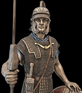Bronzefarvet figur af romersk legionær med spyd og skjold